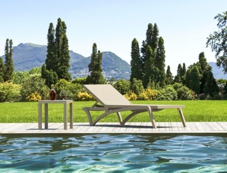 Столик пластиковый журнальный Ocean Side Table бежевый фото в интернет-магазине Stoolmarket