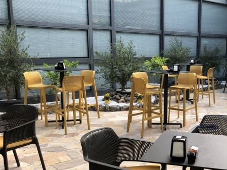 Стул пластиковый барный Net Stool, горчичный